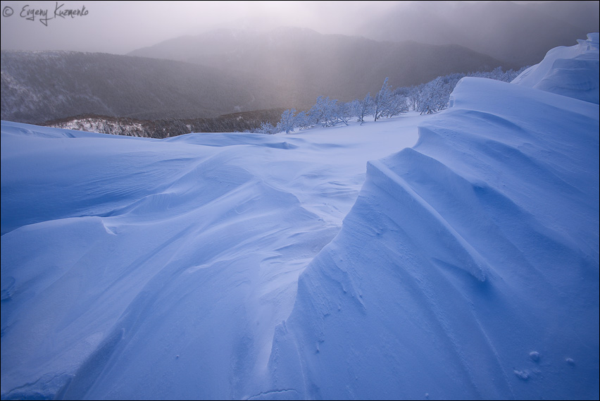 Снежные наддувы на фоне сахалинских сопок