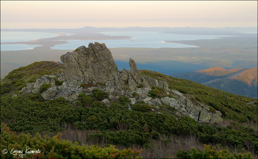 Вид с вершины горы Майорской на озера Тунайча, Изменчивое и залив Мордвинова Вид с вершины горы Майорской на озера Тунайча, Изменчивое и залив Мордвинова