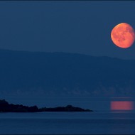 Восход луны на Большом Шантаре